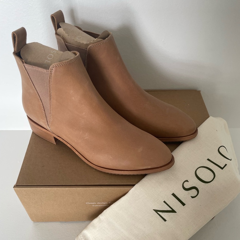 NWT Nisolo Women's Eva Everyday Chelsea Boot Almond Size 9